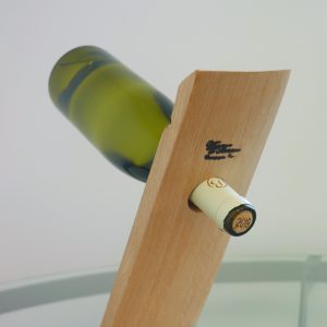 Création Art du Tonneau - Harmonie - Bouteille de vin en équilibre sur une douelle de tonneau de vin en chêne français