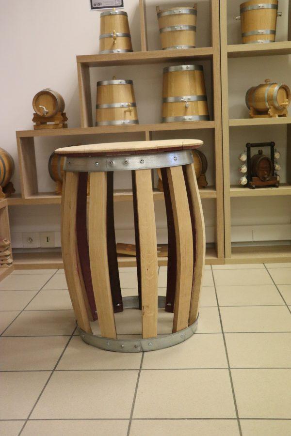 Table Haute en chêne français produite à Vignoles avec des tonneaux - Table sur-mesure - marqué par le vin