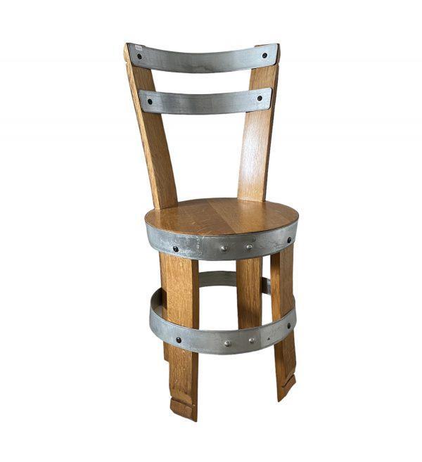 Petite chaise faite à partir de douelles de tonneaux. Chêne français, cercles en fer. Bonne hauteur pour des tables basses ou autres.